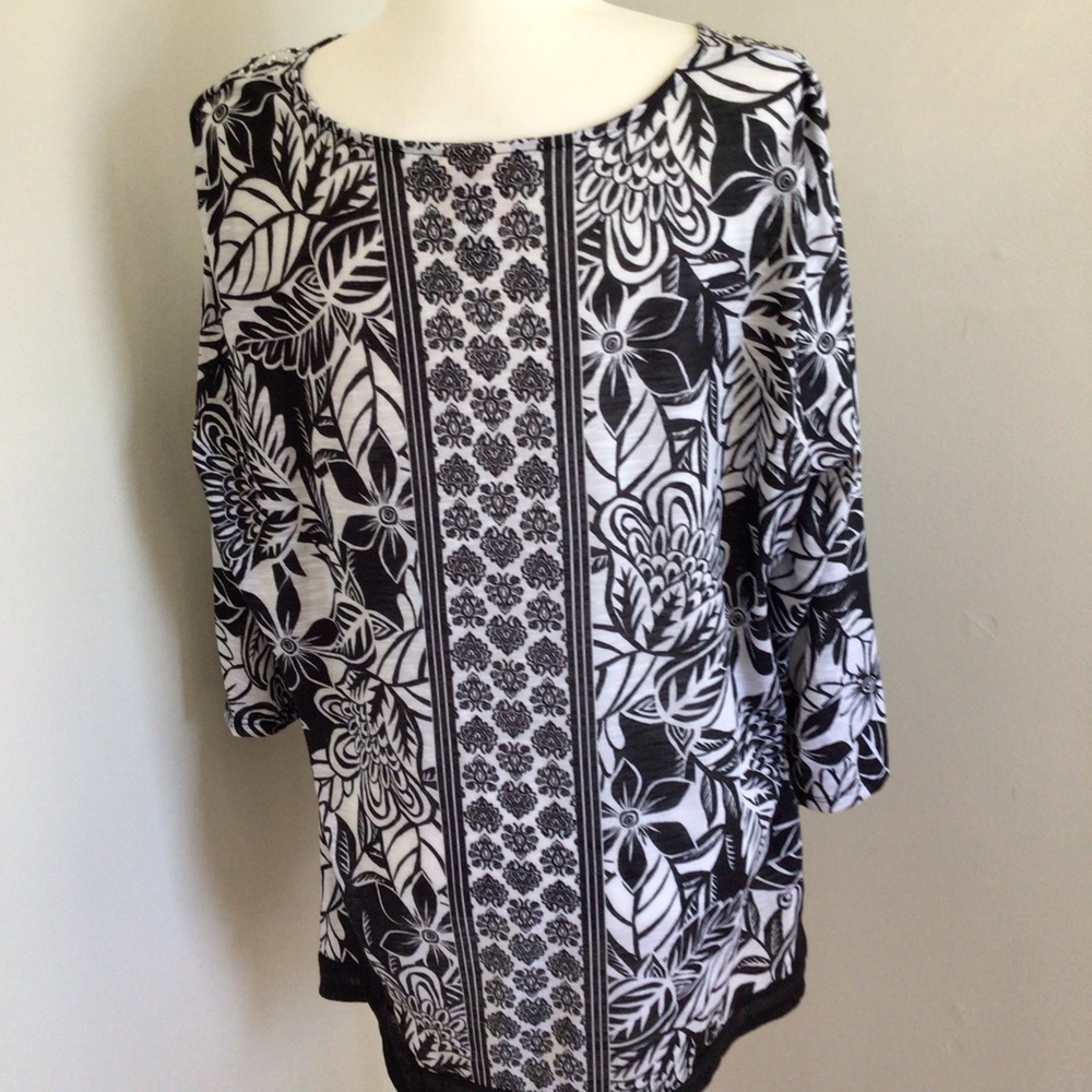 Ruby Rd. Monochrome Floral Sharkbite Top - image 2